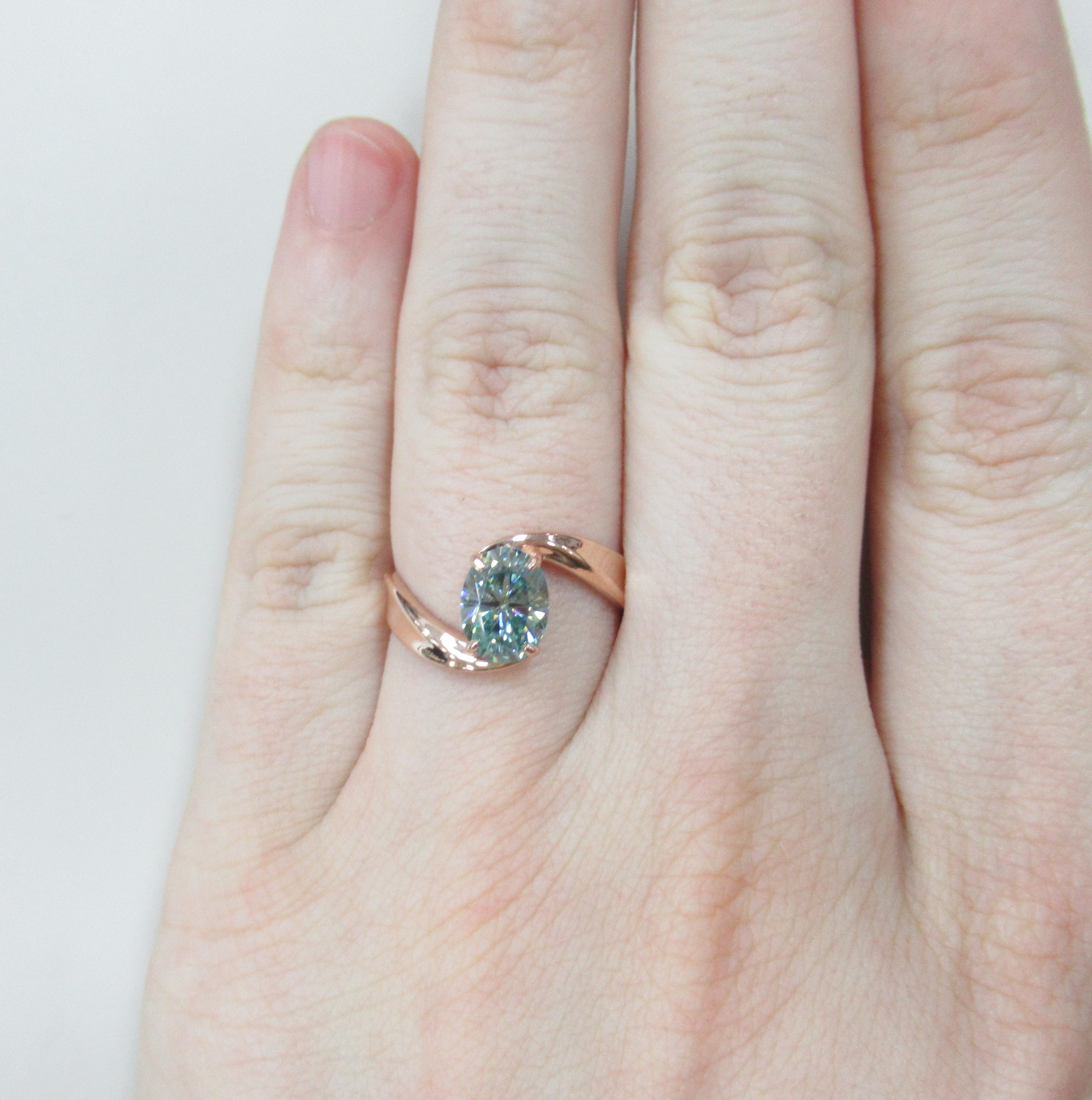 Серебряное кольцо с муассанитом Параиба